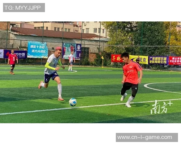 绿茵场上的激情碰撞足球少年挥洒汗水追逐梦想的动人瞬间