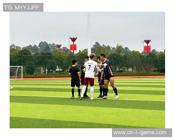 红星足球鞋助力球场梦想展现青春活力与竞技激情的完美结合